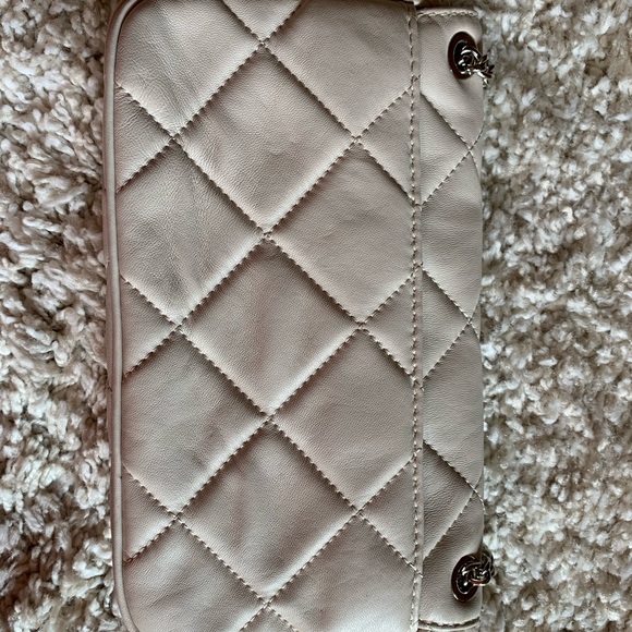 Fabulous, timeless, quilted handbag. - Picture 9 of 9